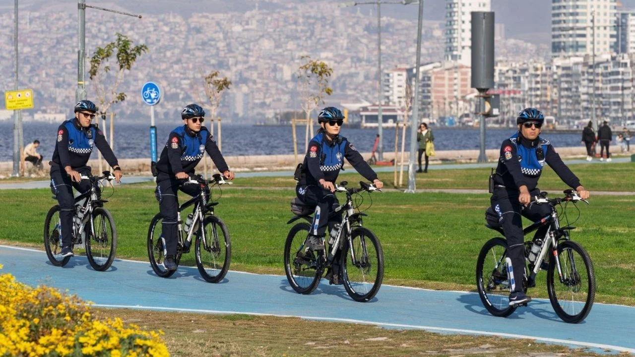 İzmir’de bisikletli zabıtalardan çevreci denetim