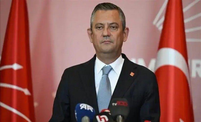 CHP lideri Özgür Özel’e cenaze çıkışı yumruklu saldırı!