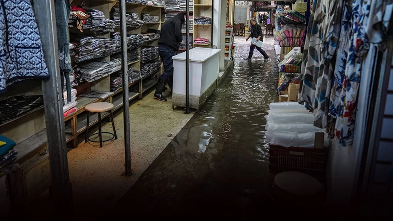 İzmir’in Tarihi Kemeraltı Çarşısı Sular Altında Kaldı
