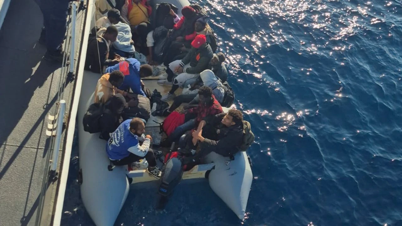 İzmir Dikili Açıklarında Göçmen Operasyonu: 17 Kişi Kurtarıldı