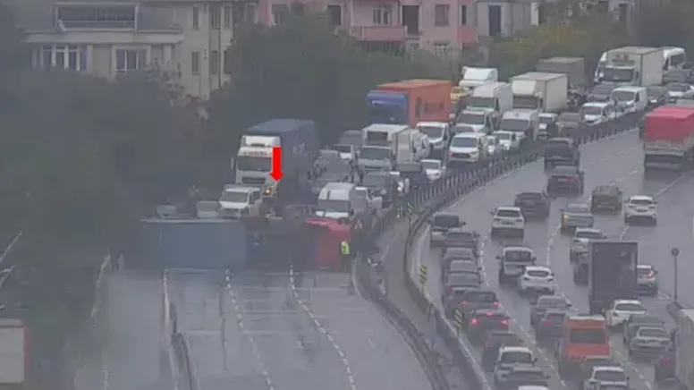 İstanbul E5’te TIR Devrildi