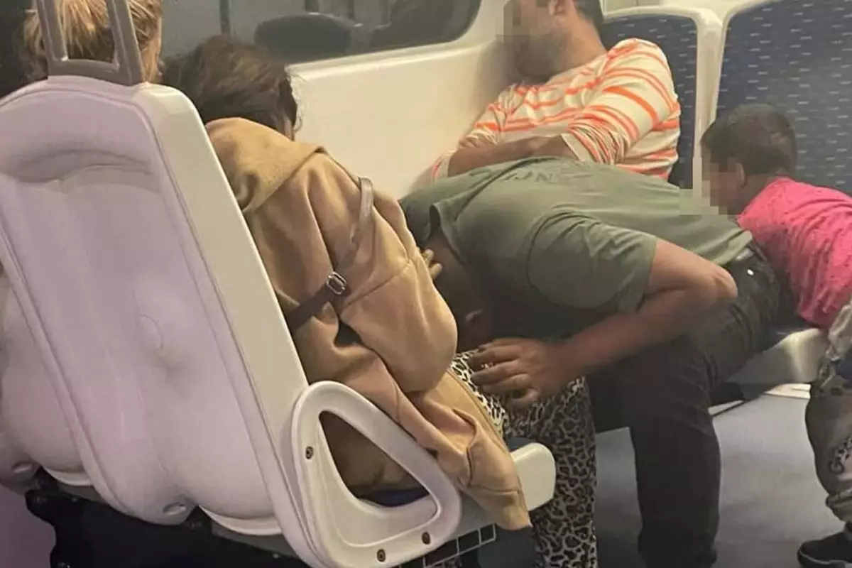 İzmir Metrosunda Tartışma Yaratan Fotoğraf