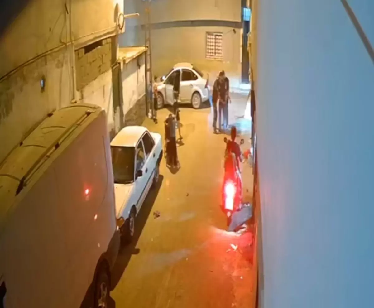 Polis Kılığındaki Şüpheli Çocuğa Ateş Etti