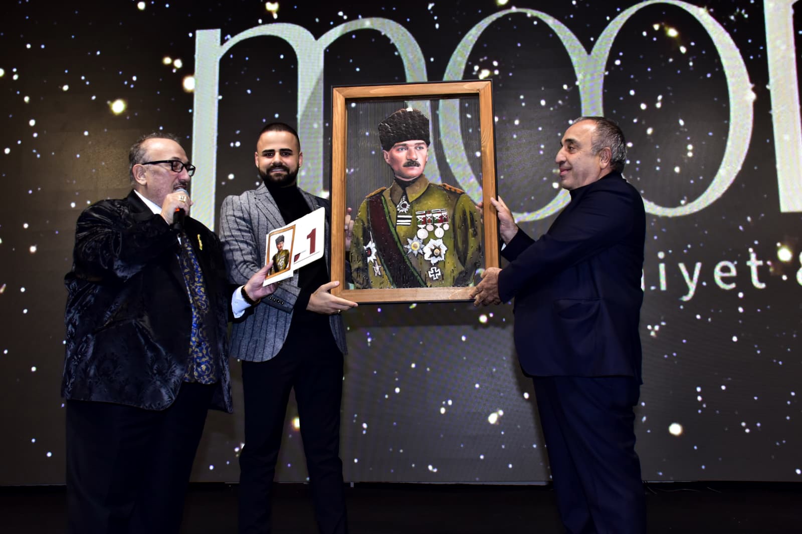 Ödül Gecesinde Atatürk Portresinin Satılmasına Ünlü İş Adamından Engel