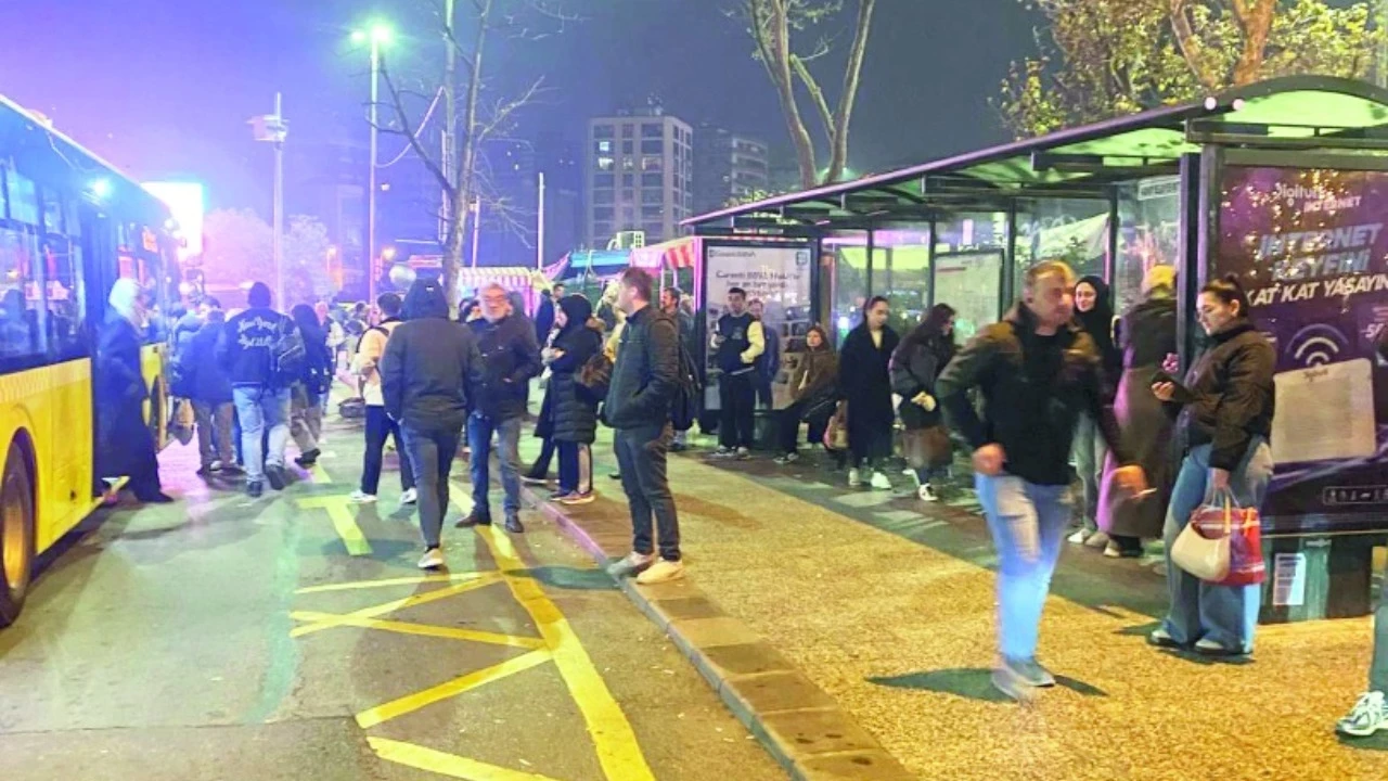 Zifiri karanlıkta yola düşüyoruz