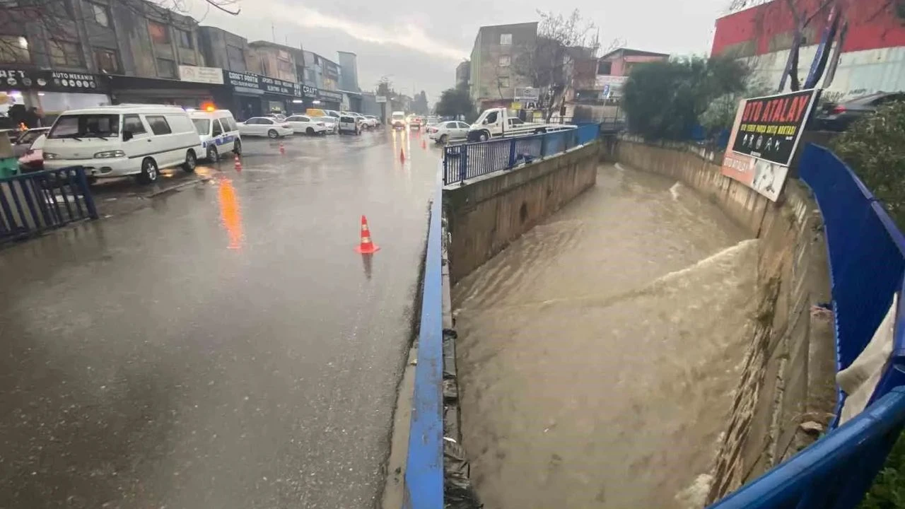 İzmir’de Sağanak Yağışı Sonrasında, Karabağlar Deresi Taştı, Yollar Göle Döndü